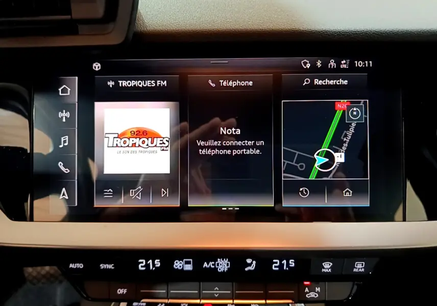 Écran tactile central de l'Audi A3 35 TFSI Business Line 2023 affichant radio, téléphone et navigation.