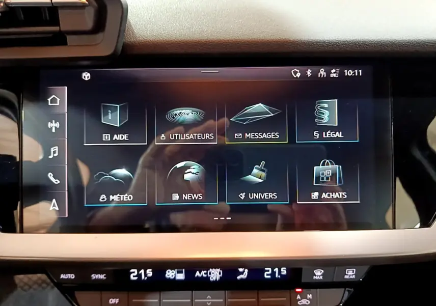 Écran tactile central de l'Audi A3 35 TFSI Business Line 2023 affichant le menu principal en intérieur.