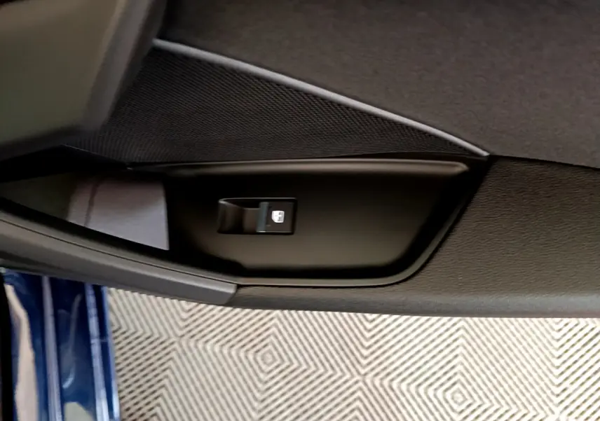 Détail de la commande de lève-vitre sur la porte côté gauche d'une Audi A3 bleu 2023 vue intérieure
