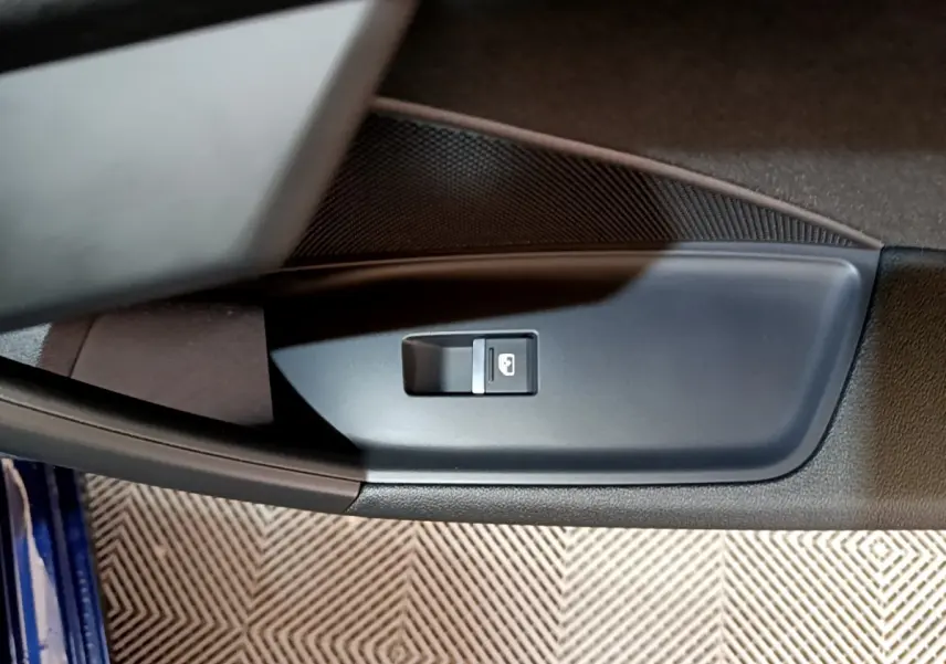 Bouton de verrouillage de porte sur la garniture intérieure côté gauche d'une Audi A3 bleu 35 TFSI 2023.