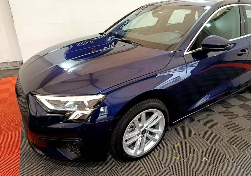 Audi A3 35 TFSI bleu vue 3/4 avant droit, avec phares LED et jantes alliage argentées visibles.