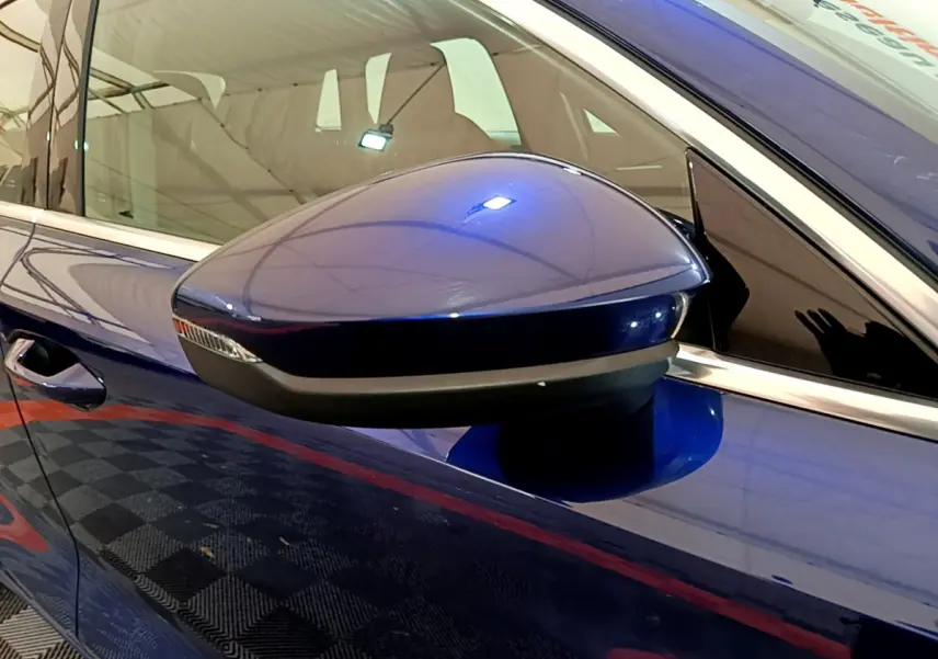 Rétroviseur côté gauche bleu brillant de l'Audi A3 35 TFSI 2023 avec clignotant intégré, vue rapprochée.