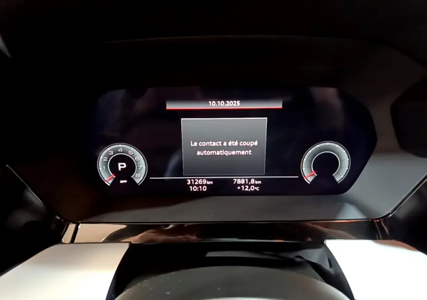 Tableau de bord numérique de l'Audi A3 35 TFSI 2023 affichant un message d'arrêt automatique du contact.