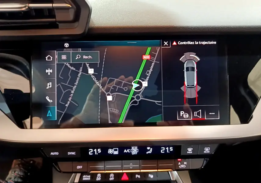 Écran tactile central de navigation et aide au stationnement dans l'habitacle de l'Audi A3 bleu 2023.