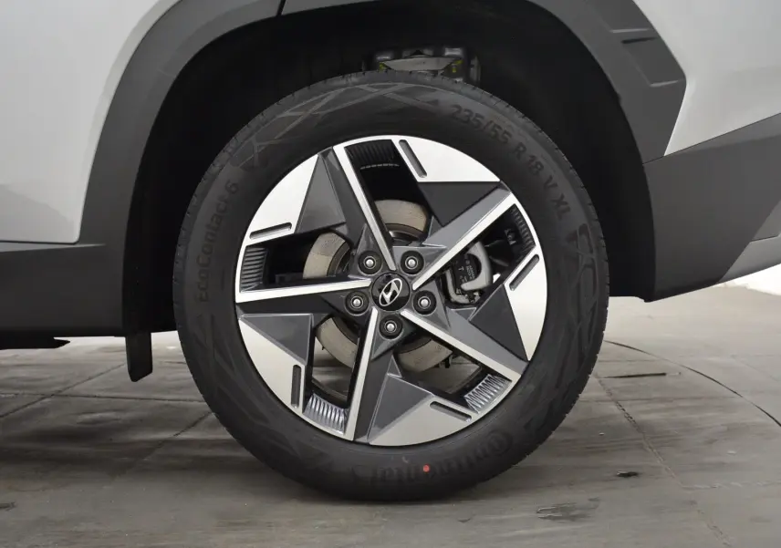 Gros plan sur la roue avant droite du Hyundai Tucson 2025 Shimmering Silver avec jante alliage 18 pouces.