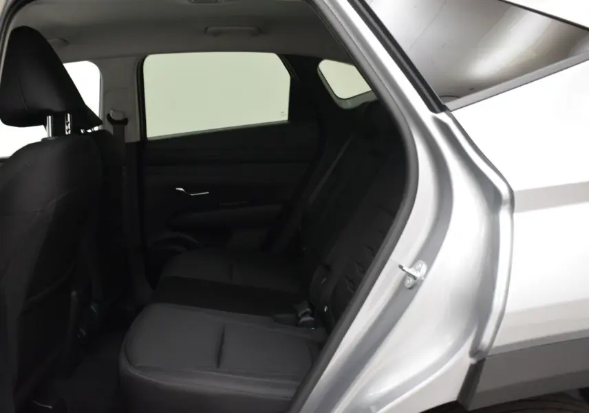 Vue intérieure côté droit sur la banquette arrière noire du Hyundai Tucson 2025 en Shimmering Silver.