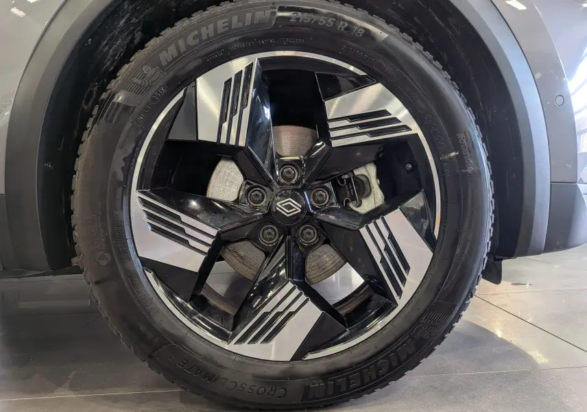 Gros plan sur la jante noire et argentée du Renault SYMBIOZ E-TECH 2025 avec pneu Michelin CrossClimate 18 pouces.
