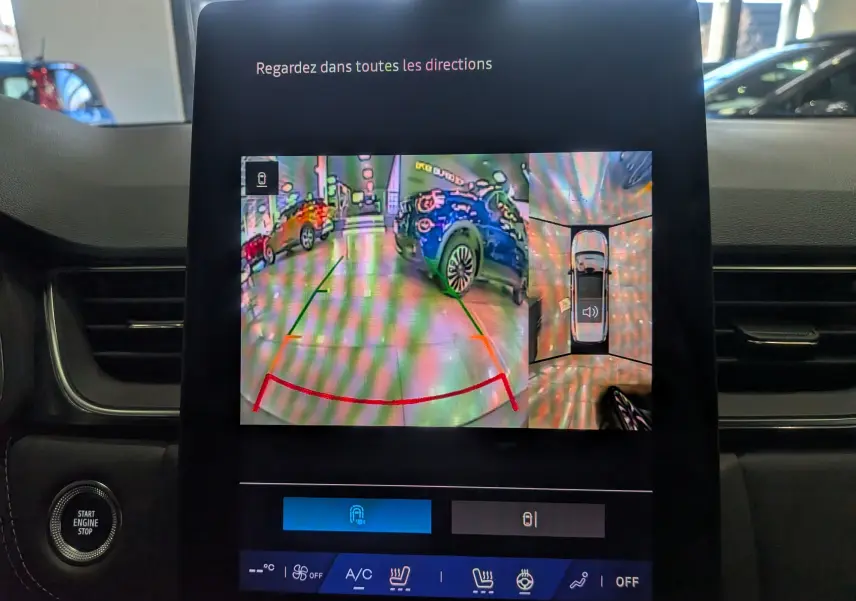 Écran central montrant la caméra de recul et vue 360° du Renault Symbioz gris Cassiopé, intérieur avec bouton start visible.