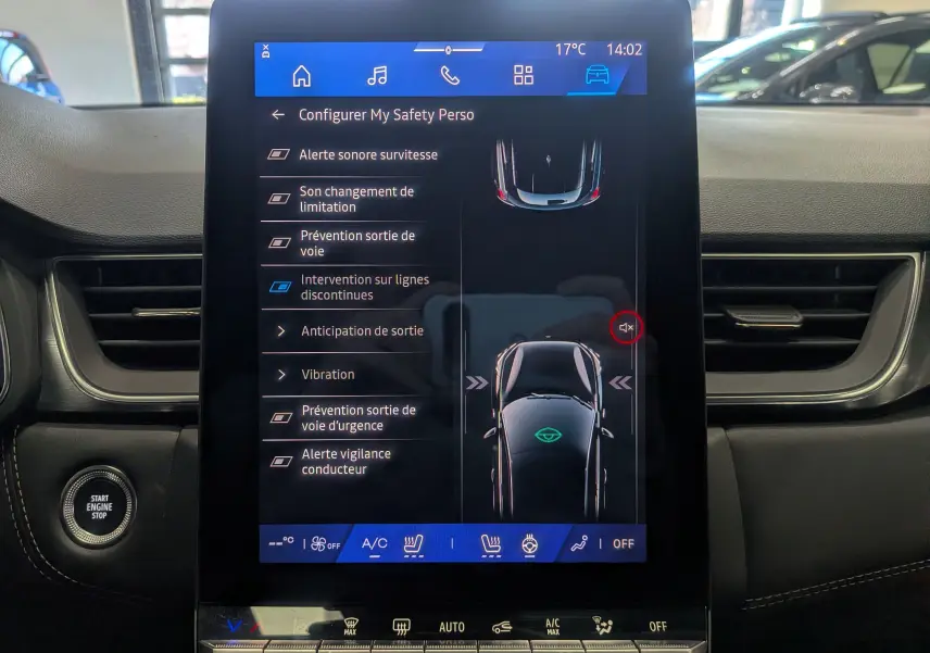 Écran tactile central du tableau de bord du Renault Symbioz 2025, affichant les réglages d'aide à la conduite.