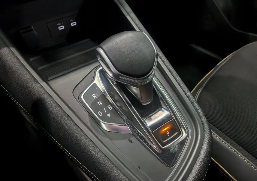 Le levier de vitesses automatique noir du Renault SYMBIOZ E-TECH, vue rapprochée de la console centrale.