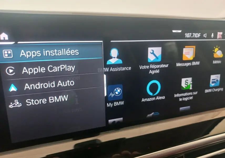 Écran tactile central du BMW X3 xDrive30e 2022 affichant les applications Apple CarPlay et Android Auto.