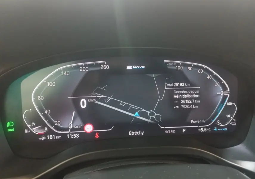 Tableau de bord numérique de BMW X3 hybride rechargeable, affichage 3D de navigation et compteurs digitaux.