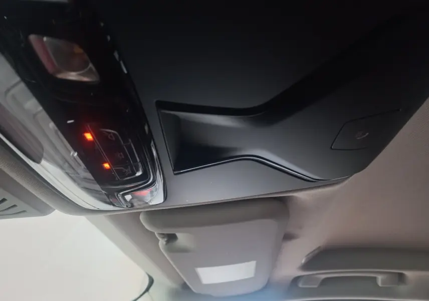 Vue intérieure du plafonnier avec commandes lumineuses rouges du BMW X3 xDrive30e blanc de 2022.