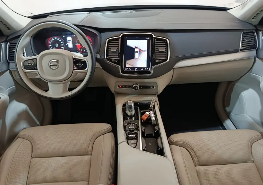 Intérieur beige clair du Volvo XC90 T8 2019 vu de face, avec tableau de bord numérique et écran tactile central.