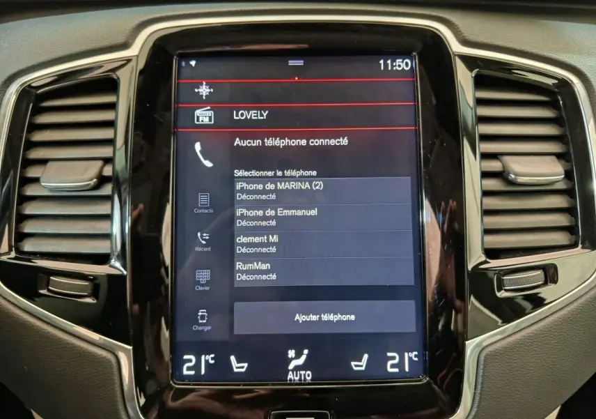 Écran tactile central du tableau de bord du Volvo XC90 gris clair, affichant les connexions Bluetooth et la climatisation à 21°C.