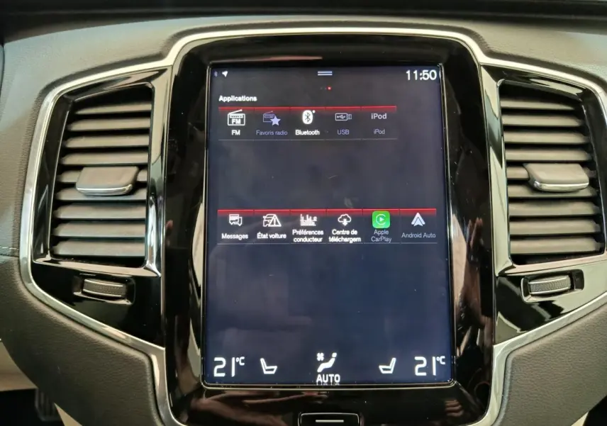 Écran tactile central du tableau de bord du Volvo XC90 gris clair, affichant les options multimédia et climatisation.