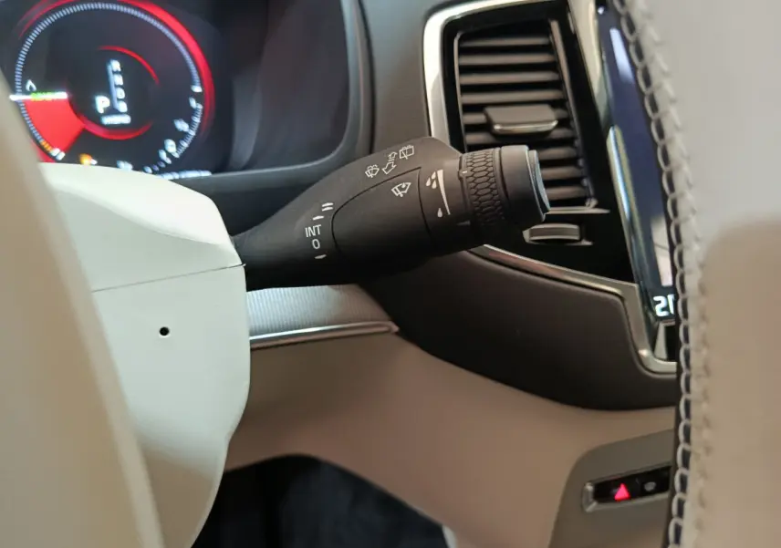 Gros plan sur la manette d'essuie-glace côté gauche du tableau de bord gris clair du Volvo XC90 T8 hybride 2019.