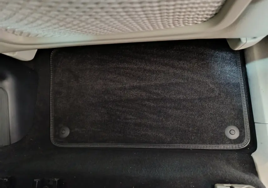 Tapis de sol noir côté passager avant dans l'habitacle du Volvo XC90 T8 gris clair de 2019