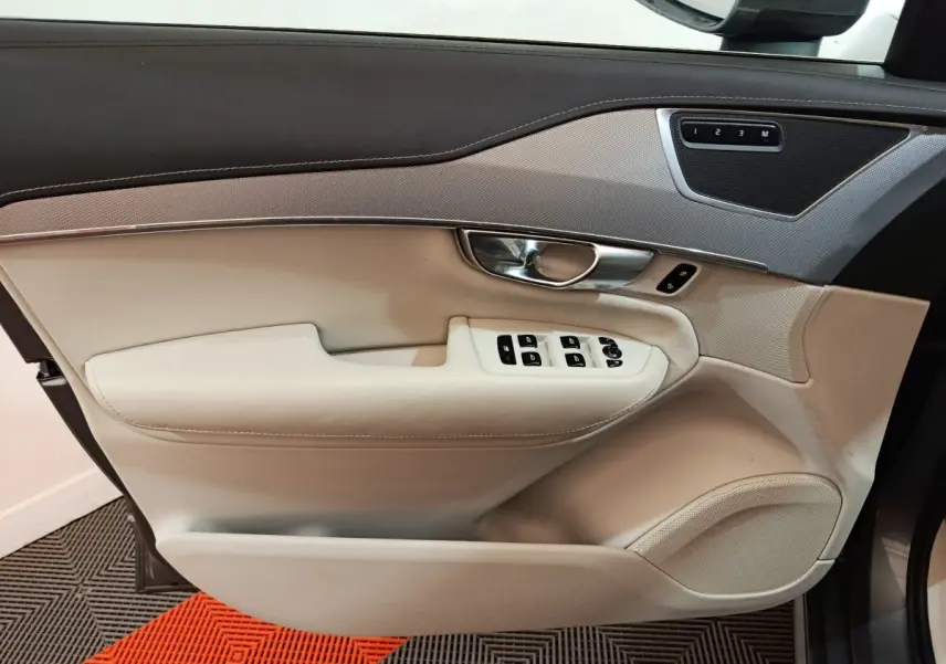 Panneau de porte avant droit beige et noir du Volvo XC90 T8, avec commandes vitres et mémoire sièges.