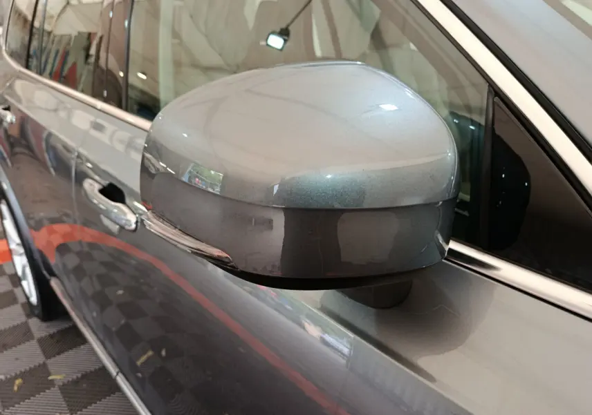Rétroviseur droit gris clair du Volvo XC90 T8 Twin Engine, vue rapprochée sur la portière avant.