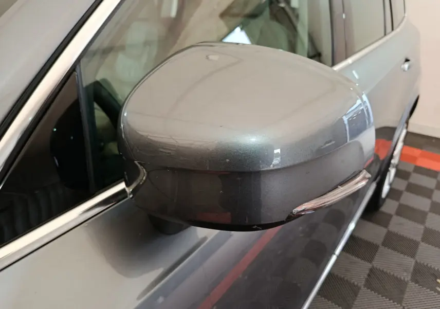 Rétroviseur droit gris clair du Volvo XC90 T8 Twin Engine, avec clignotant intégré, vue rapprochée côté passager.