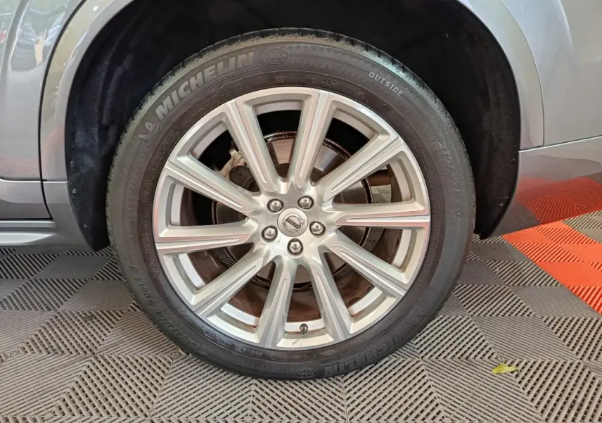 Gros plan sur la roue avant droite gris clair du Volvo XC90 T8 avec jante alliage et pneu Michelin visible