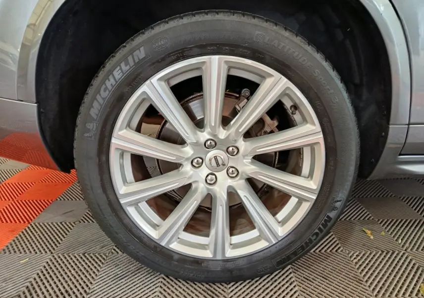 Gros plan sur la roue avant droite du Volvo XC90 gris clair avec jante alliage et pneu Michelin.
