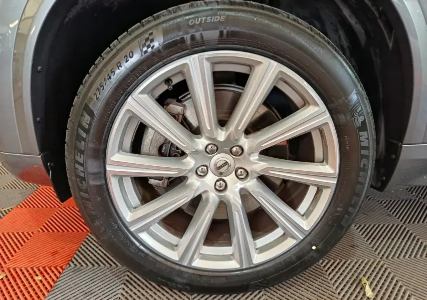 Gros plan sur la roue avant droite gris clair du Volvo XC90 T8 avec jante alliage et pneu Michelin.
