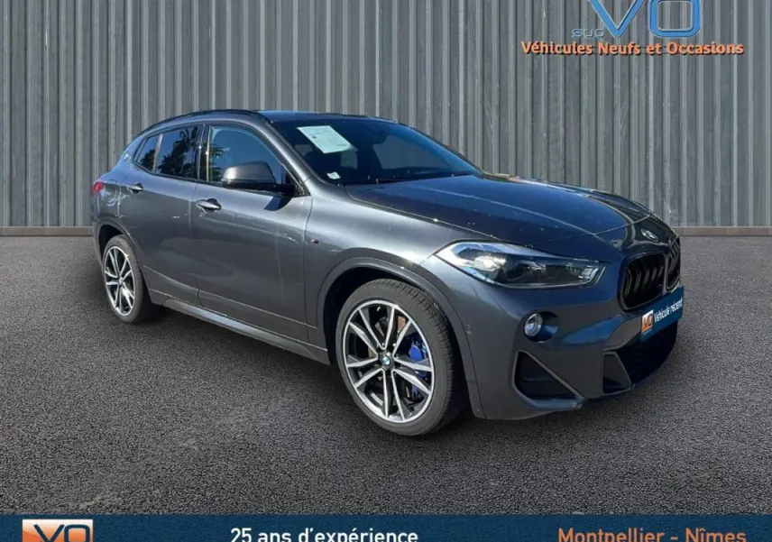 BMW X2 F39 M35i gris métallisé en 3/4 avant droit avec jantes alliage 19 pouces et calandre noire sportive