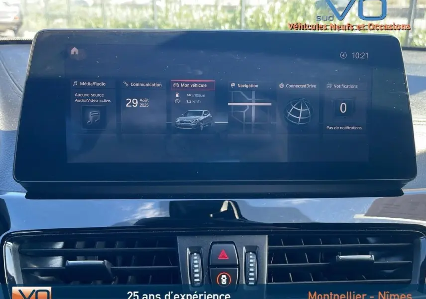 Écran central tactile du tableau de bord du BMW X2 gris, affichant le menu de navigation et communication.