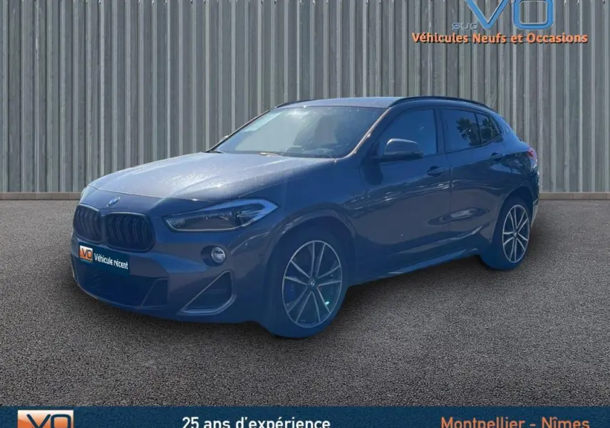 BMW X2 F39 M35i gris en 3/4 avant droit, avec jantes alliage 19 pouces et calandre noire sportive