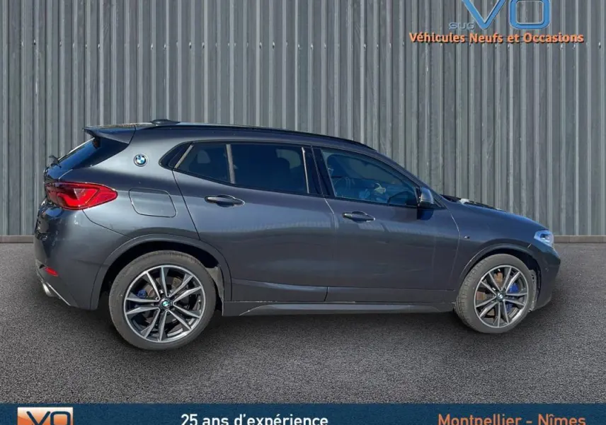 Profil côté gauche d'un BMW X2 F39 M35i gris 2019 avec jantes alliage 19 pouces et logo M Performance visible sur la carrosserie.