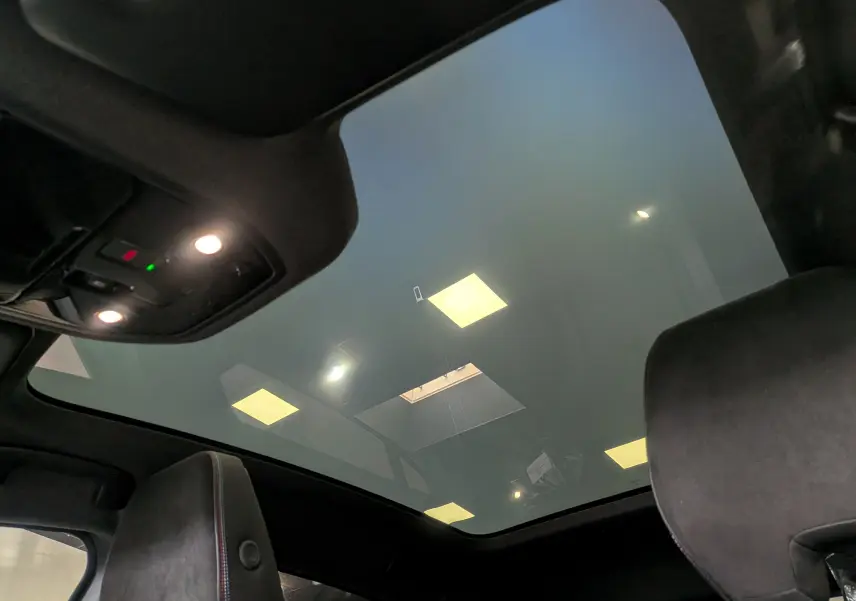 Toit panoramique intérieur avec éclairage LED, sièges avant en cuir noir sur Renault Rafale E-TECH gris schiste satin.