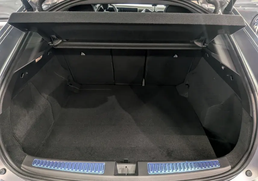 Coffre ouvert vu de l'arrière d'une Renault Rafale gris schiste satin, montrant un espace de chargement propre et spacieux.