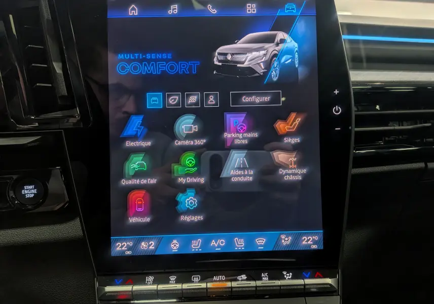 Écran tactile central de la Renault Rafale E-TECH gris schiste satin, affichant les options de conduite et confort.