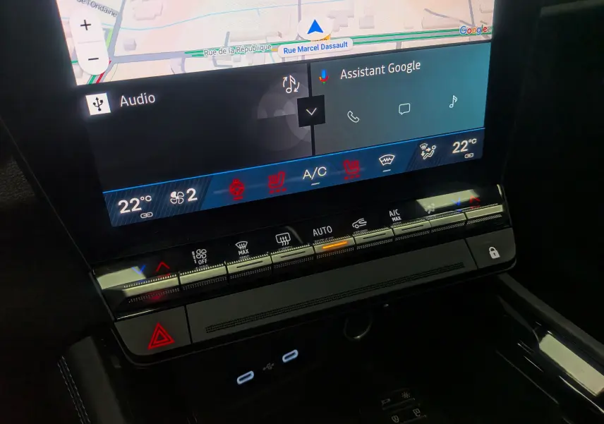 Vue rapprochée de la console centrale du Renault Rafale 2025, écran tactile avec navigation et commandes climatisation.