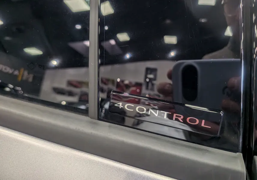 Gros plan sur l’inscription 4CONTROL sur la porte côté gauche d’une Renault Rafale gris schiste satin.