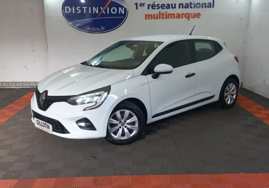 Vue 3/4 avant d'une Renault Clio blanche 2020 avec phares LED et jantes alliage en intérieur showroom.