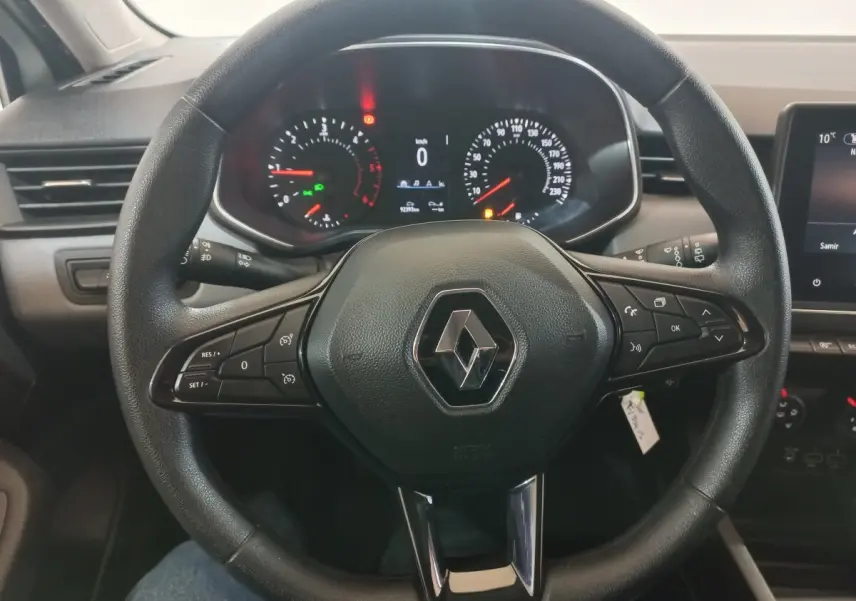 Vue centrée sur le volant noir de la Renault Clio 2020 avec tableau de bord et écran tactile visibles.