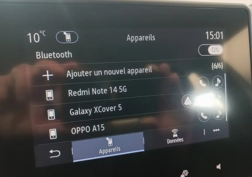 Écran tactile central de la Renault Clio blanche 2020 affichant la connexion Bluetooth et liste d'appareils.