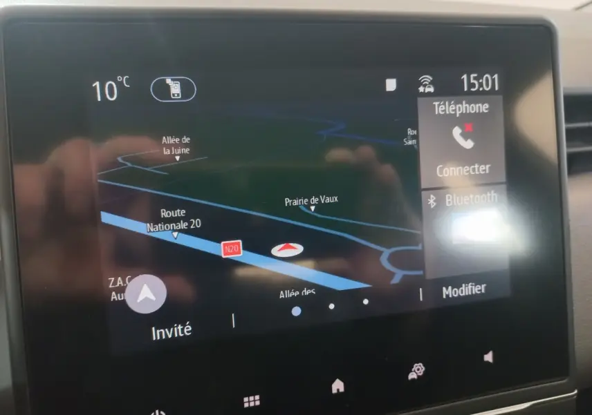 Écran tactile central de navigation 3D de la Renault Clio blanc, affichant carte et options Bluetooth à 15h01.
