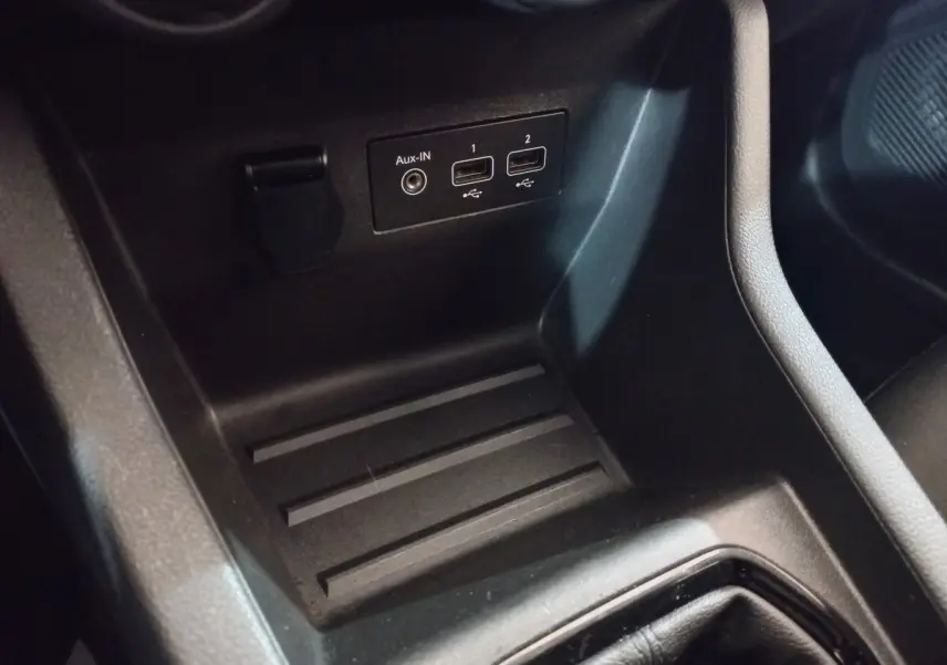 Gros plan sur la console centrale noire de la Renault Clio Air Nav Blue dCi 85 avec ports USB et prise Aux-IN visibles.