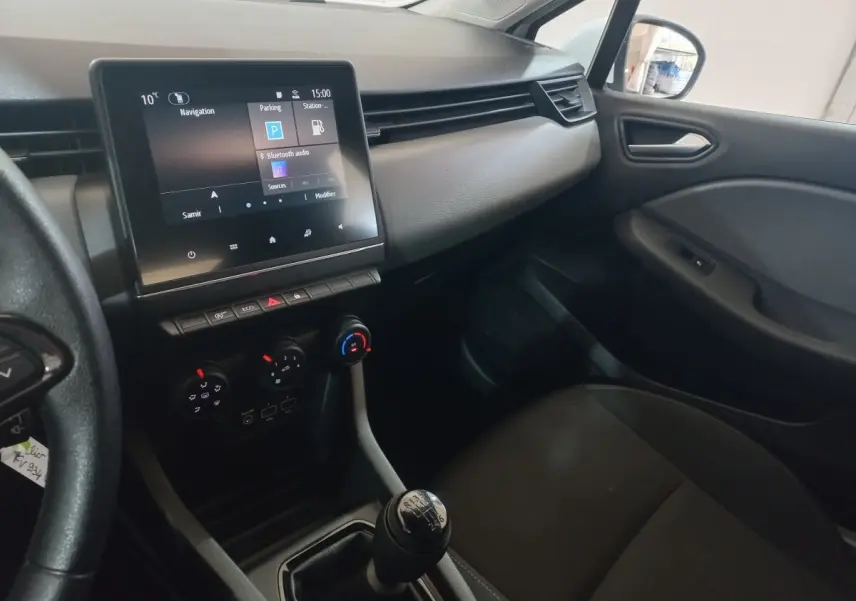 Intérieur de Renault Clio Air Nav Blue dCi 85 2020, vue côté passager sur tableau de bord et levier de vitesses manuel.