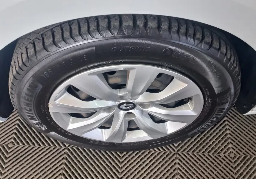 Gros plan sur la roue avant droite blanche d'une Renault Clio 2020 avec jante alliage et pneu Michelin.