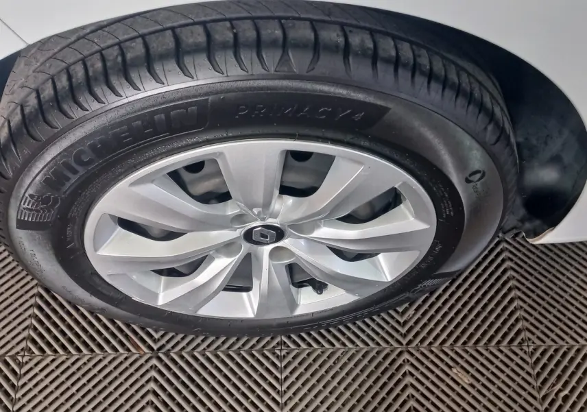 Gros plan sur la roue avant droite blanche d'une Renault Clio 2020 avec jante argentée et pneu Michelin.