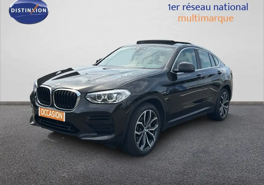BMW X4 XDRIVE 30D Sparkling Storm Métal en 3/4 avant droit, avec jantes alliage et toit ouvrant visible.
