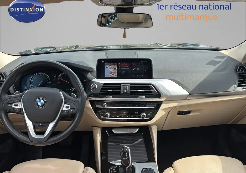 Intérieur beige clair du BMW X4 XDRIVE 30D 2019, vue frontale sur tableau de bord et volant multifonction.