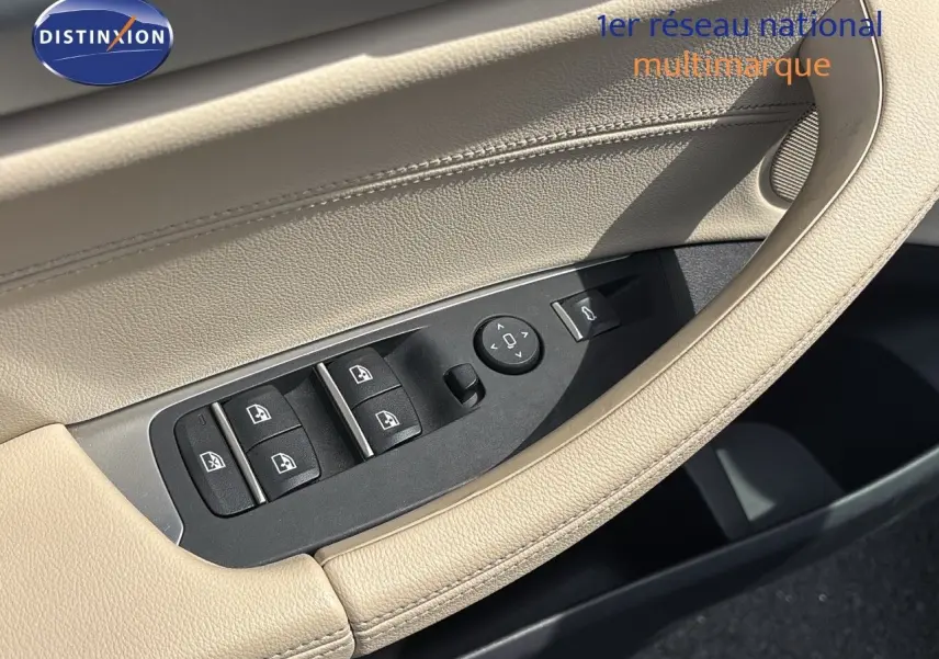 Gros plan sur les commandes de lève-vitres et rétroviseurs côté conducteur en cuir beige du BMW X4 XDRIVE 30D 2019.