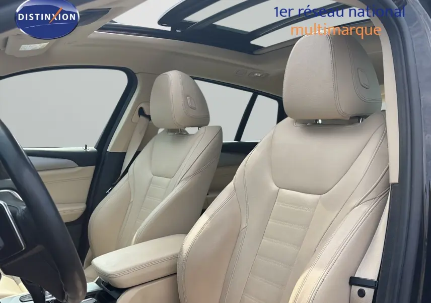 Intérieur beige cuir du BMW X4 XDRIVE 30D 2019 vu côté conducteur avec toit panoramique et volant noir.
