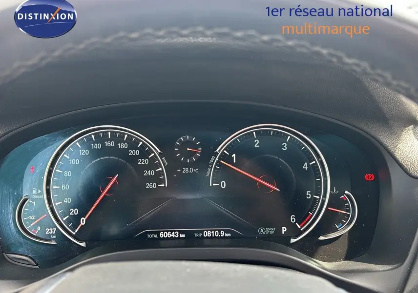 Vue rapprochée du tableau de bord du BMW X4 XDRIVE 30D 2019, affichant compteurs et indicateurs numériques.